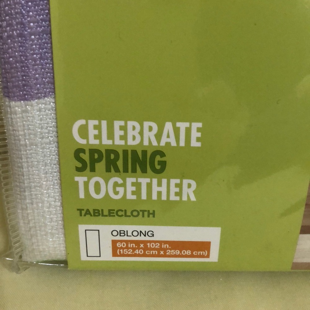 NWT Oblong Spring Tablecloth - Picture 2 of 3